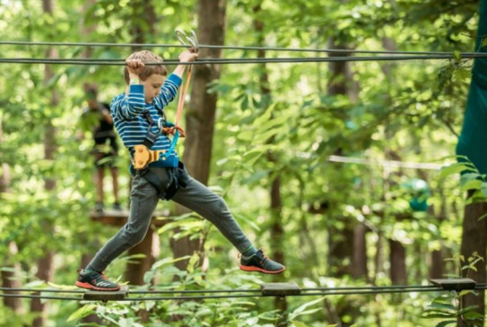 Parc Aventure Floreval : enfant suspendu dans les arbres