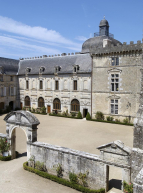 Château de Vayres - Cour du Pavillon d'entrée