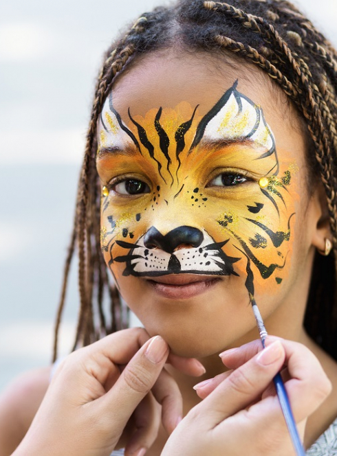 Carnaval dans le Nord : Une petite fille se fait maquiller en lionne