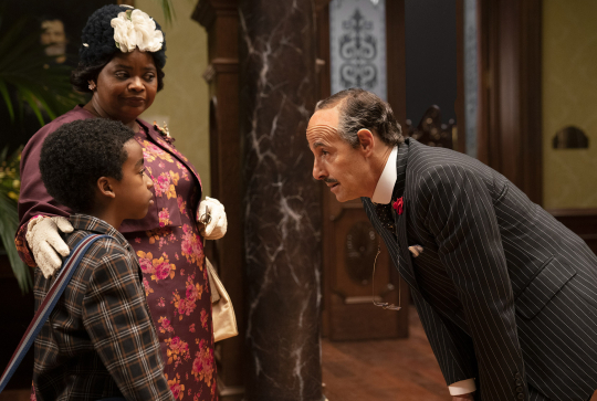 Sacrées sorcières : directeur de l'hôtel