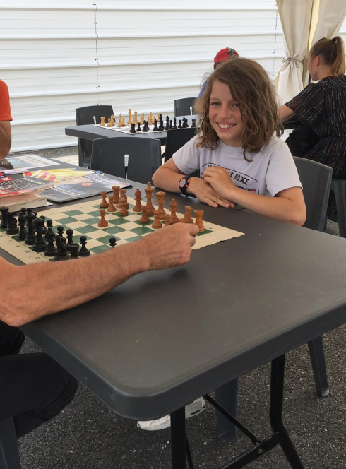 Homme et Grand-Parents qui jouent aux échecs