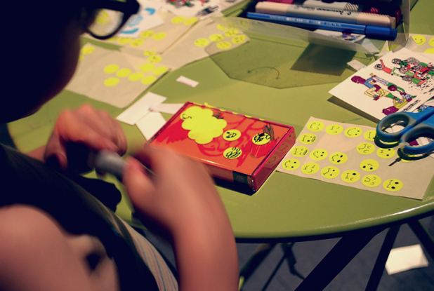 Mini Weather : Pendant que d'autres s'appliquent à créer un tube techno, d'autres se dédient au coloriage.