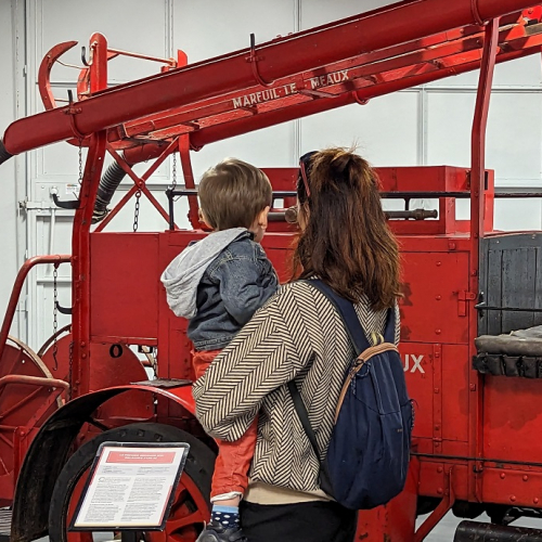 Journées du Patrimoine : Enfant dans les bras de sa mère devant un camion de pompier