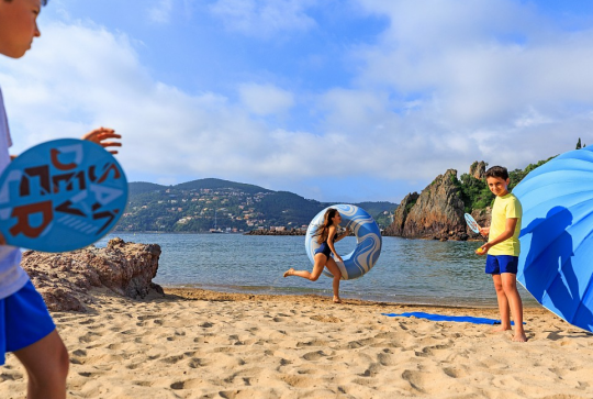 Plage du Sable d'Or : Des enfants jouent dans le sable