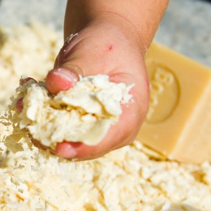 Un enfant joue avec le savon de marseille