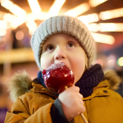 Marchés de Noël à Paris : enfant et pomme d'amour