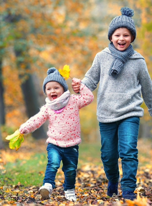 Les rendez-vous nature dans le Nord : Un petit garçon, une petite fille et un petit chien courent dans la forêt en automne