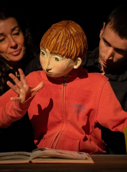 Spectacle "Sorcière toi même" : Une comédienne, un comédien et une grande marionnette de bois sur scène