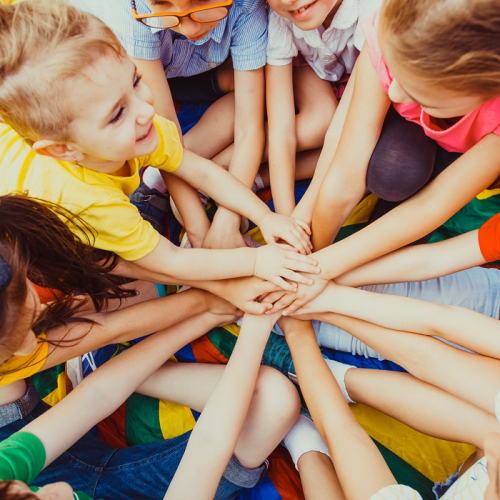 Forum des associations et du Bénévolat : Groupe d'enfants qui se tiennent la main