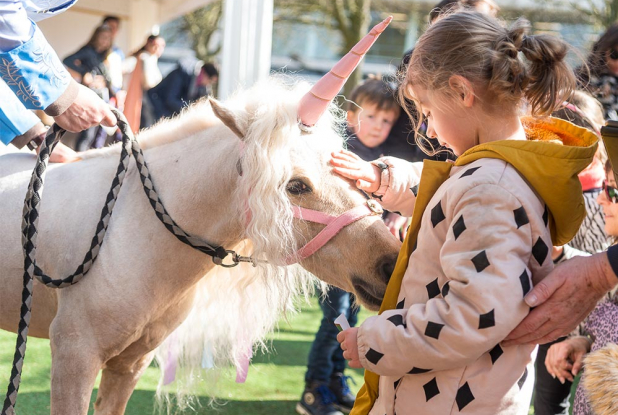 L'Hippodrome en Famille - Fillette et licorne