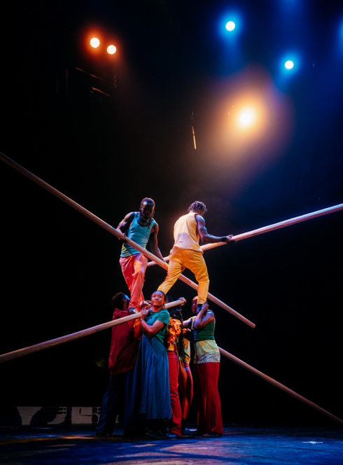 Yongoyely - Circus Baobab : Des circassiennes et circassiens sur scène