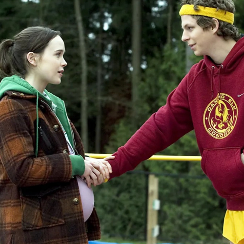 Juno : Juno fait toucher son ventre à Paulie