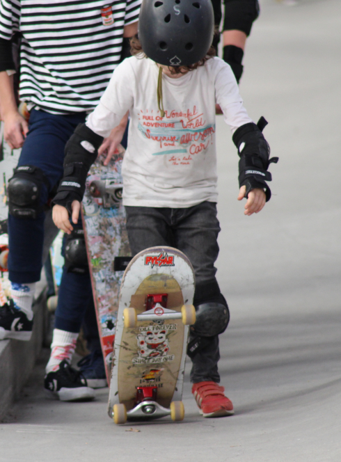 Extra-scolaire : un cours de skateboard pour enfants