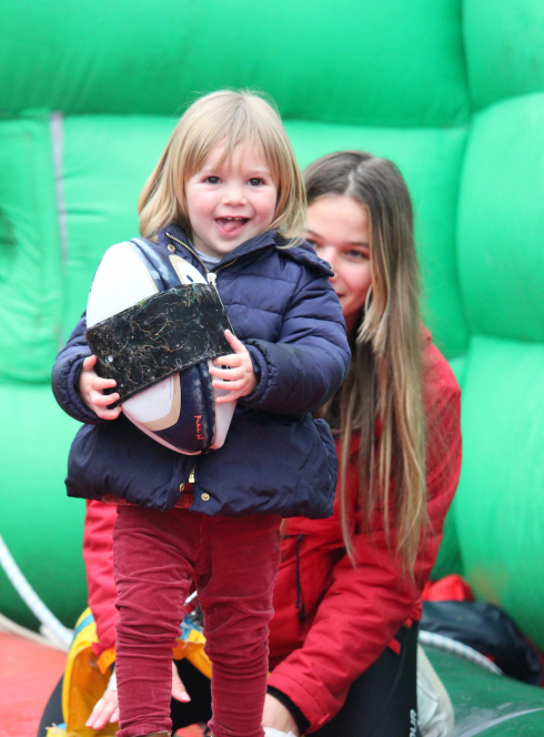 Une fillette jouant au rugby