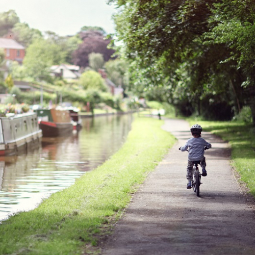 Adobe Stock - enfant à vélo le long d'un canal