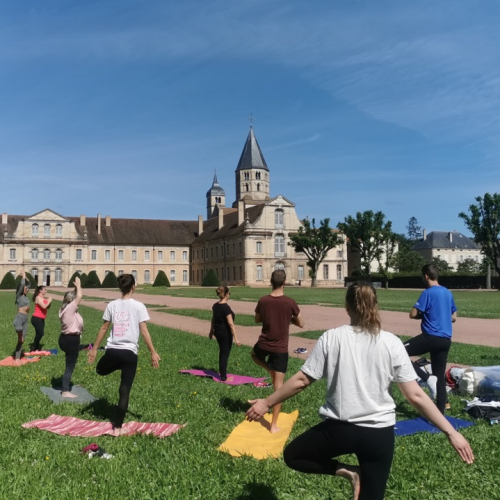 Monuments en (pleine) forme : yoga dans le parc d'un château