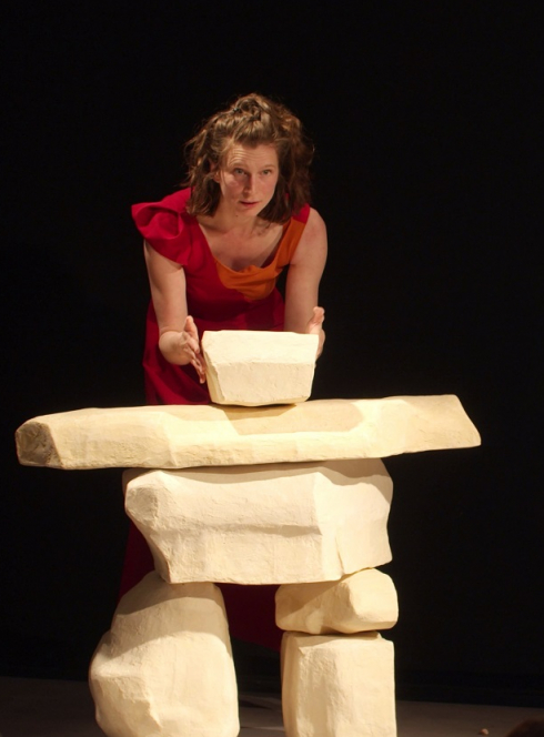 Inuksuk - Cie Zeïf : Une artiste derrière des bloc qui ressemblent à des cailloux