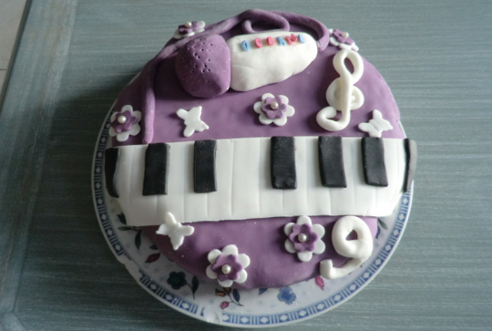 Gâteau piano mauve