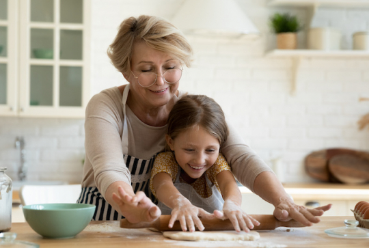 Cours de cuisine grand-mère / enfant