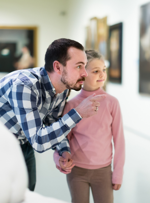 Un père et sa fille dans un musée d'art