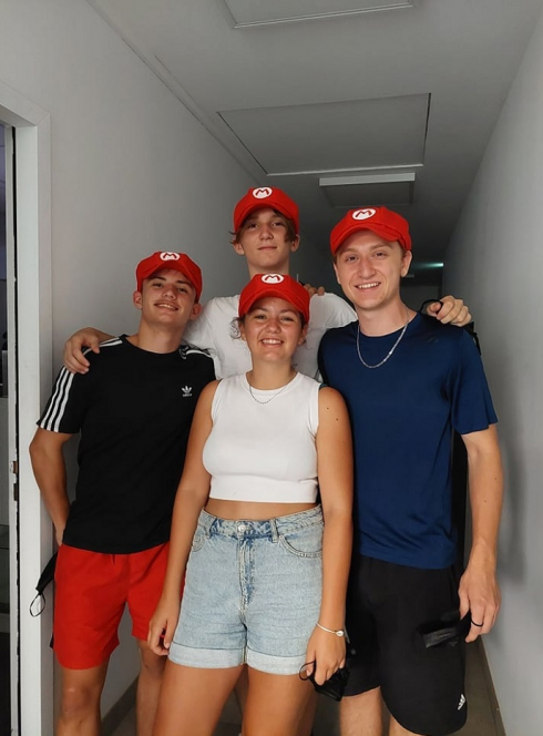 Mysteroom : Une équipe de jeunes avec des casquettes Mario