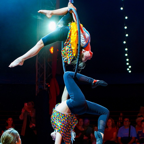 Cirque Imagine : Des petites circassiennes dans un cerceau