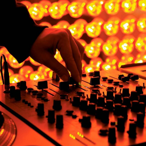 MuTe - La Ruse : Une main qui gère une plateforme sonore