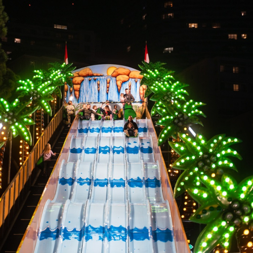 Foire attractions de Monaco : Grands toboggans pour les enfants à la nuit tombée