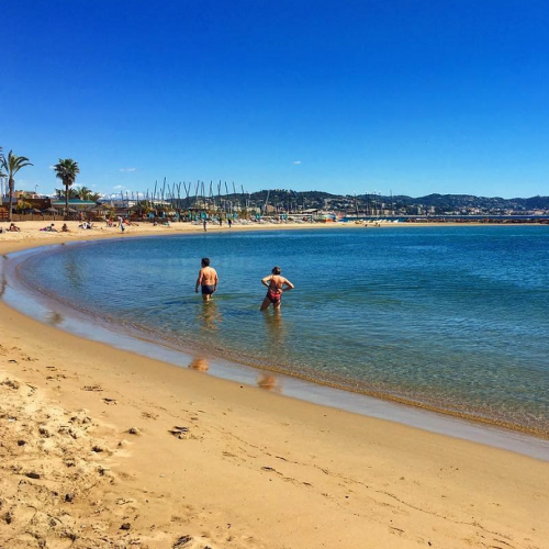 Plage du Sable d'Or : Des personnes se baignent dans la mer