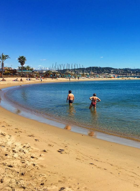 Plage du Sable d'Or : Des personnes se baignent dans la mer