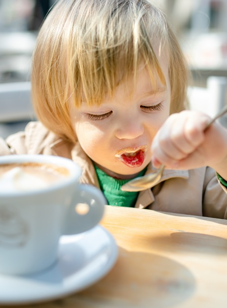 Top des salons de thé à Bordeaux : enfant mange en terrasse