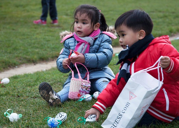Chasse aux oeufs de Pâques 2016 Secours Populaire sur la pelouse du Champ de Mars