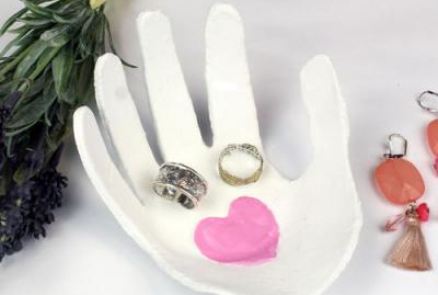 Bricolage fête des grands-mères : coupelle en forme de main