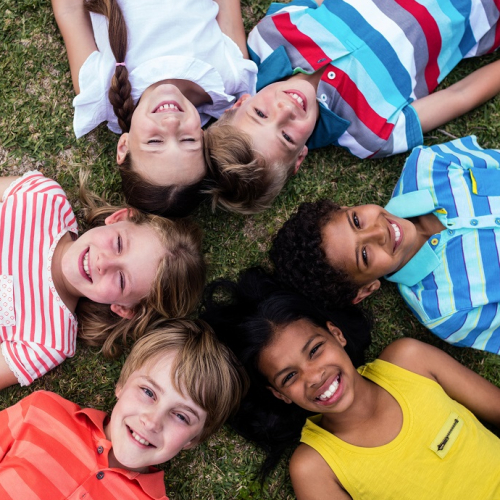 Clubs Samedis : Des jeunes couchés par terre en cercle