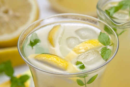 Pique-nique : des recettes originales à faire avec les enfants - Citronnade