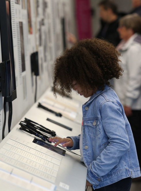 Maison d'Izieu : Petite fille qui profite des ressources pédagogiques du musée