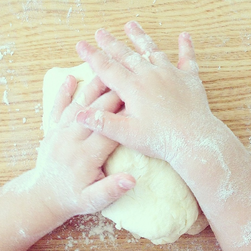 Petite fille qui cuisine
