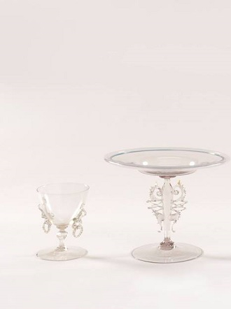 Quatre verres à jambes décorés d'ailettes @Jean-Christophe Garcia