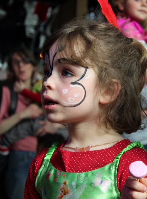 Carnaval des enfants avec Fanfarinha : fillette maquillée