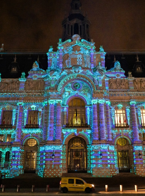Les Nuits des Arts Lumineux de Roubaix : Une façade architecturale illuminée