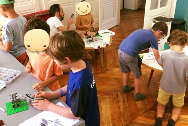 Les enfants apprennent à plusieurs avec Bricks 4 Kidz Lyon