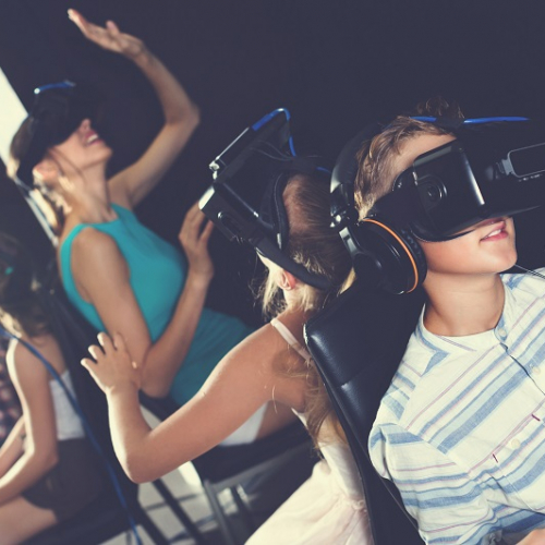 Familles dans un jeu de réalité virtuelle