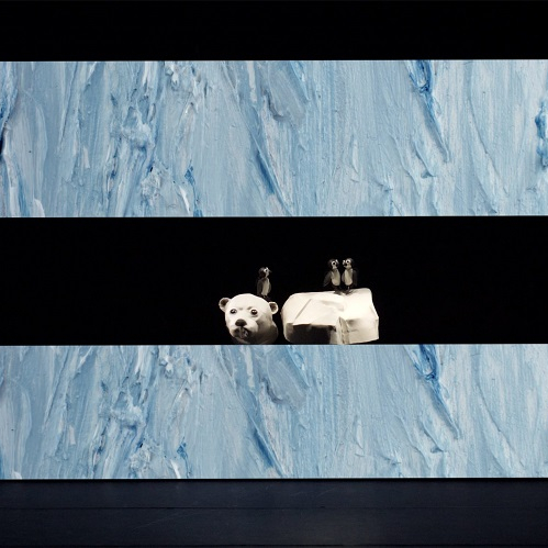 One de Cyrille Louge : Une marionnette d'ours polaire sur la banquise