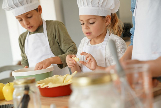 enfants qui cuisinent avec leur mère