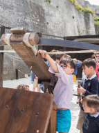 Château des Beaux-de-Provence arbalète enfant