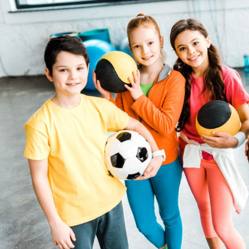 Enfants avec des ballons