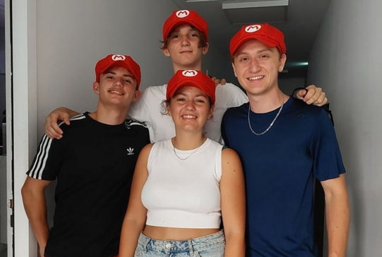 Mysteroom : Une équipe de jeunes avec des casquettes Mario