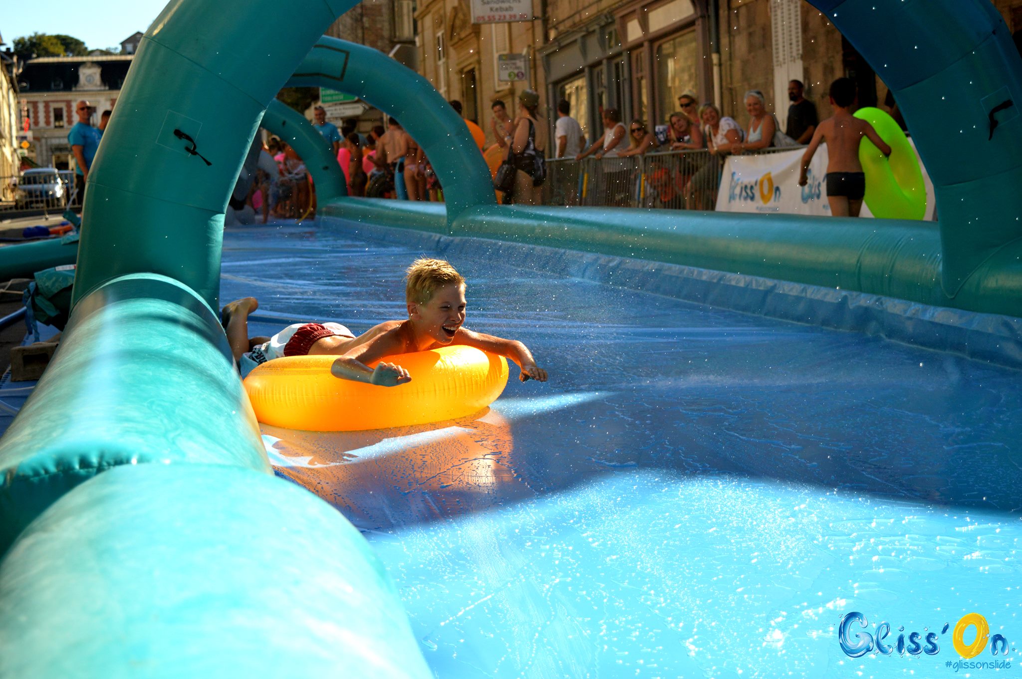 Les Rois De La Piscine Avec Toboggan Gliss'On Lyon : toboggan aquatique géant à Saint-Priest à tester en